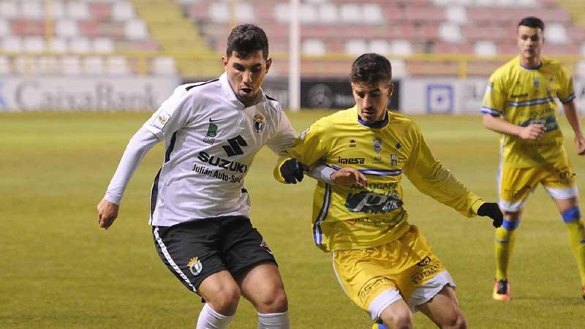 Carlos Ramos, que se perderá el choque de hoy, en acción en el duelo de ida en El Plantío-I. L. Murillo