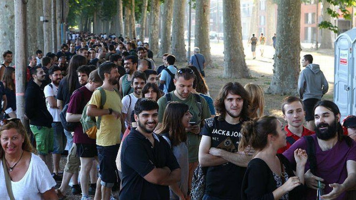 Cientos de personas hacen cola para participar en el casting de 'Juego de Tronos', este lunes en Gerona.-Foto: ICONNA / JORDI RIBOT
