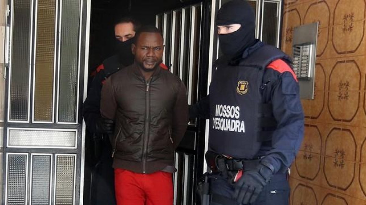 Uno de los detenidos de L'Hospitalet en la operación policial contra la prostitución.-