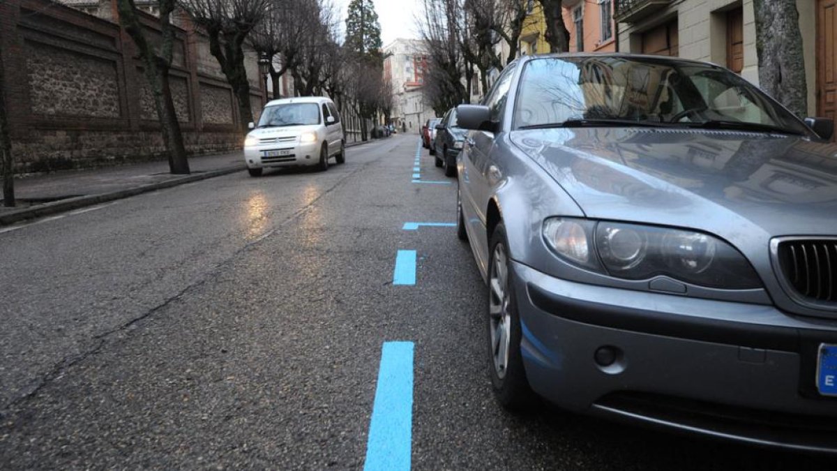 La línea azul delimita la zona de estacionamiento de la calle Barrantes, junto a plaza Castilla.-ISRAEL L. MURILLO