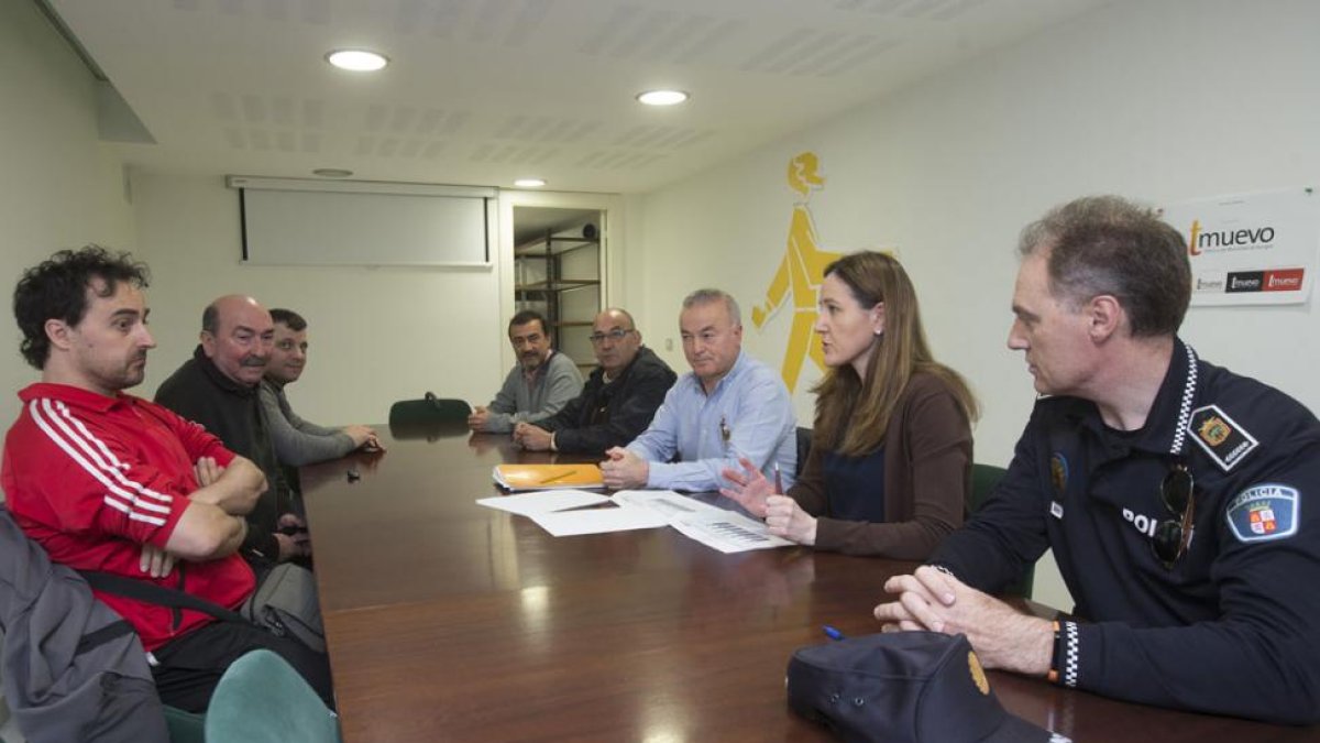 Gema Conde, Ángel Barrio y Félix Ángel García se reunieron con los vecinos de la mancomunidad de Carmen Sallés.-RAÚL OCHOA