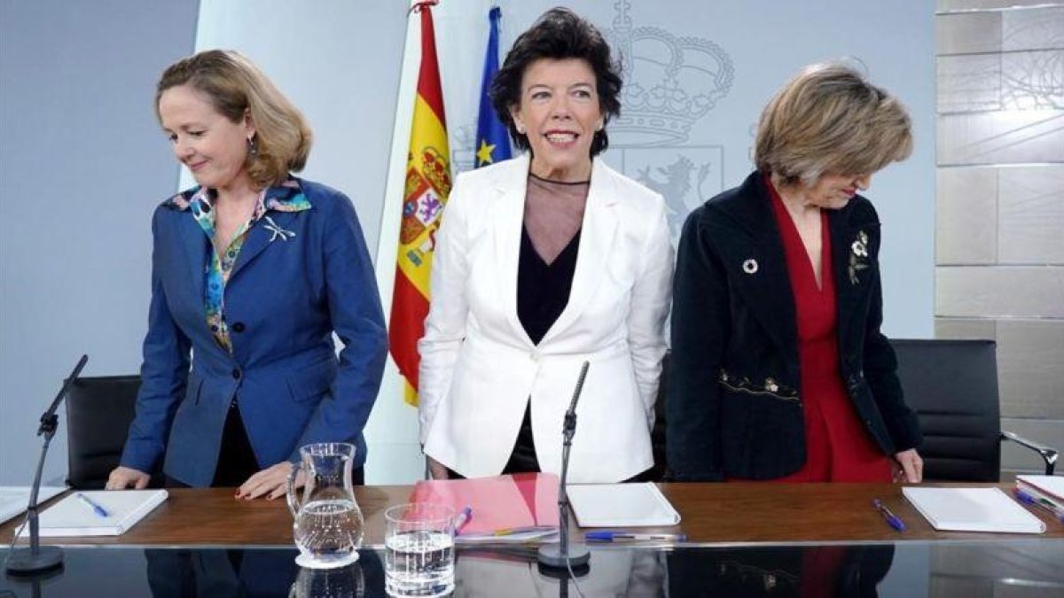 La ministra de Economía, Nadia Calviño, la ministra Portavoz, Isabel Celáa, y la ministra de Sanidad, María Luisa Carcedo, en la rueda de prensa posterior al Consejo de Ministros.-JOSÉ LUIS ROCA