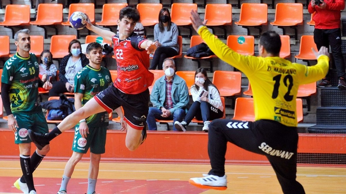 Ernesto López arma el lanzamiento a puerta. TOMÁS ALONSO