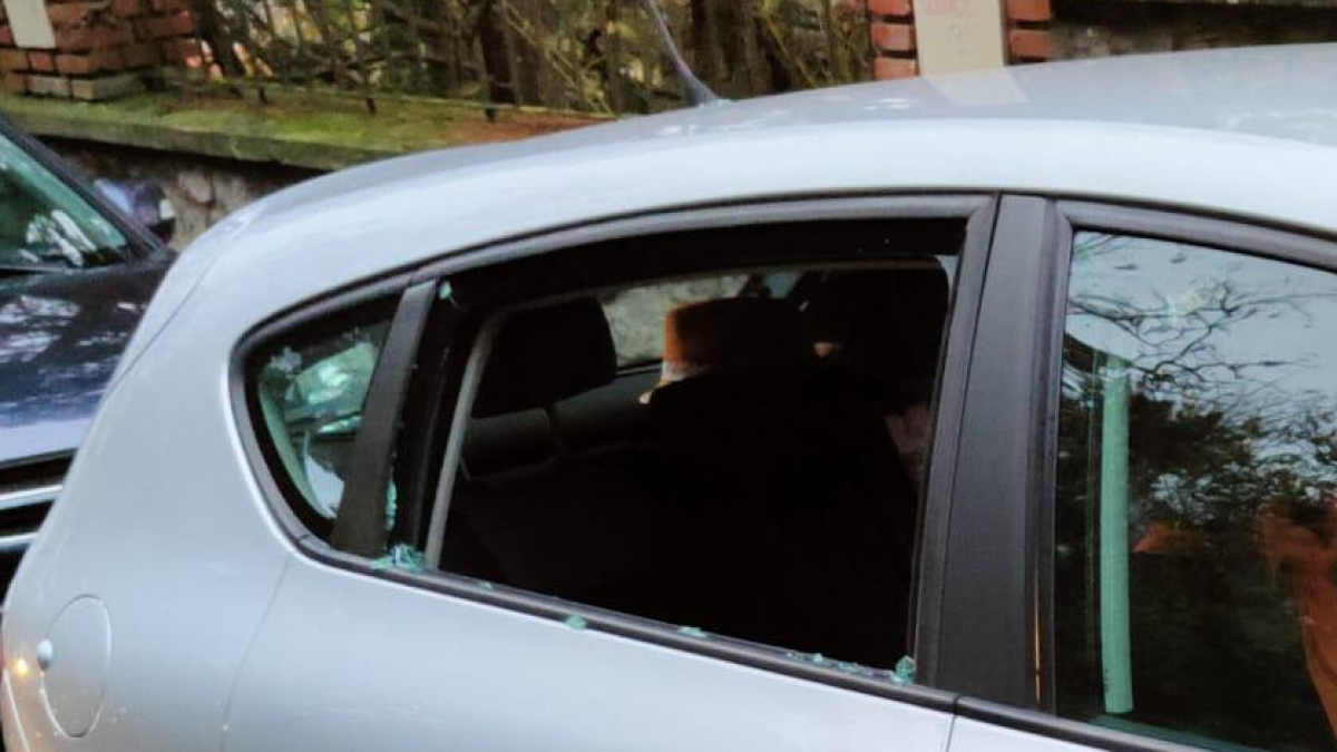 Ventanilla rota en un coche aparcado en el entorno del Castillo, vandalizado por el grupo sorprendido por los policías locales.