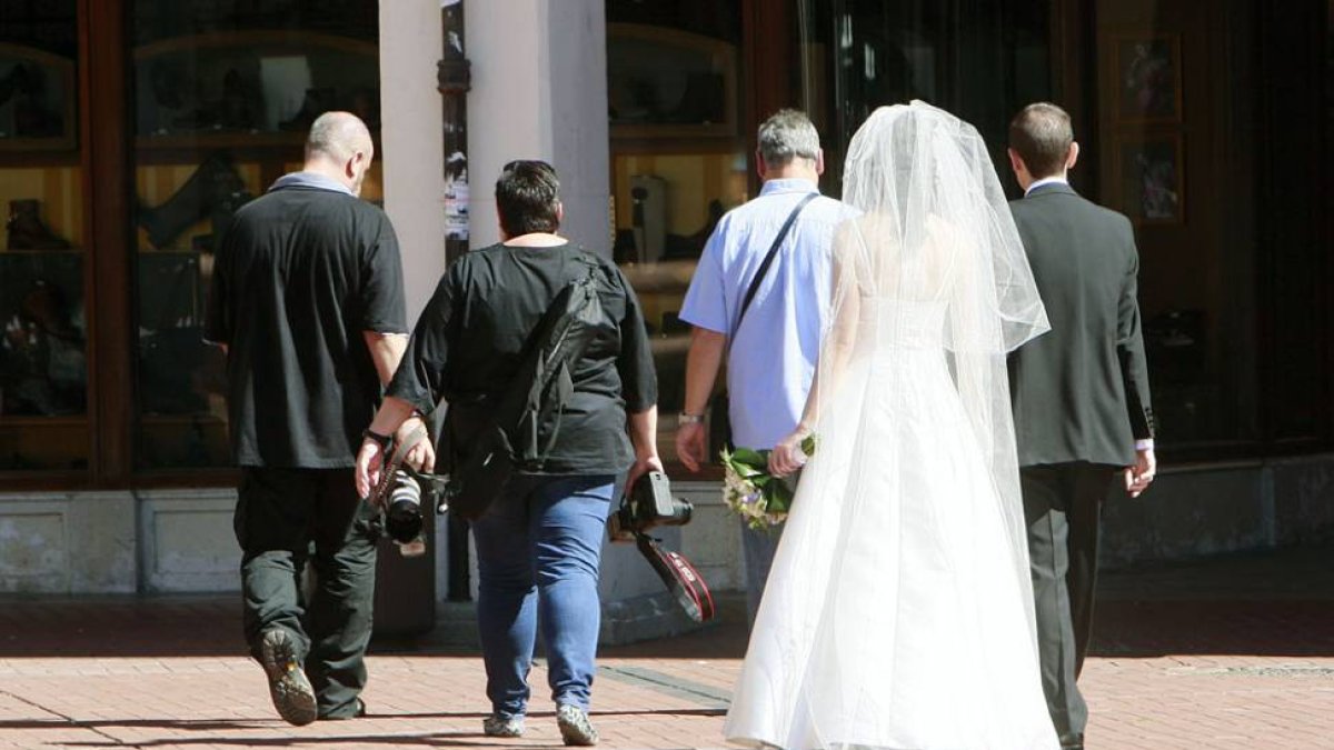 Una pareja cruza la plaza Mayor durante el día de su boda en una imagen de archivo.-RAÚL G. OCHOA