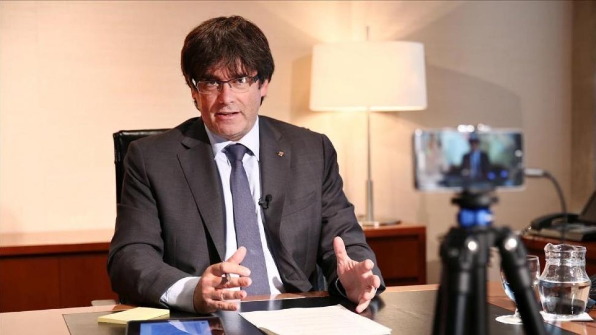 Puigdemont, contestando a preguntas de internautas.-JORDI BEDMAR PASCUAL