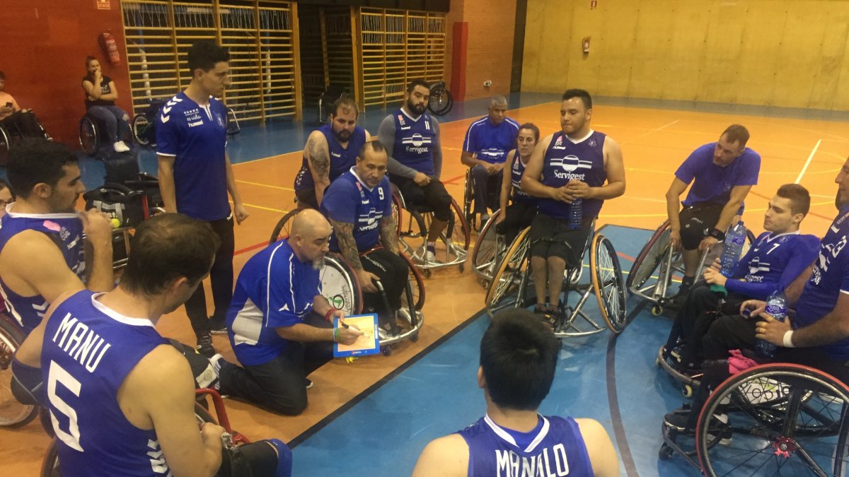 Rodrigo Escudero habla con sus jugadores en un tiempo muerto. SERVIGEST EL CID