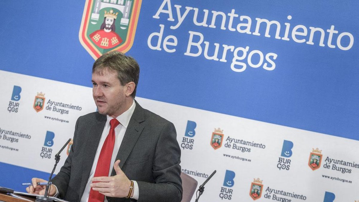 El alcalde, Javier Lacalle, presentó ayer un decreto sobre el uso de la marca ‘Burgos 2021’.-SANTI OTERO