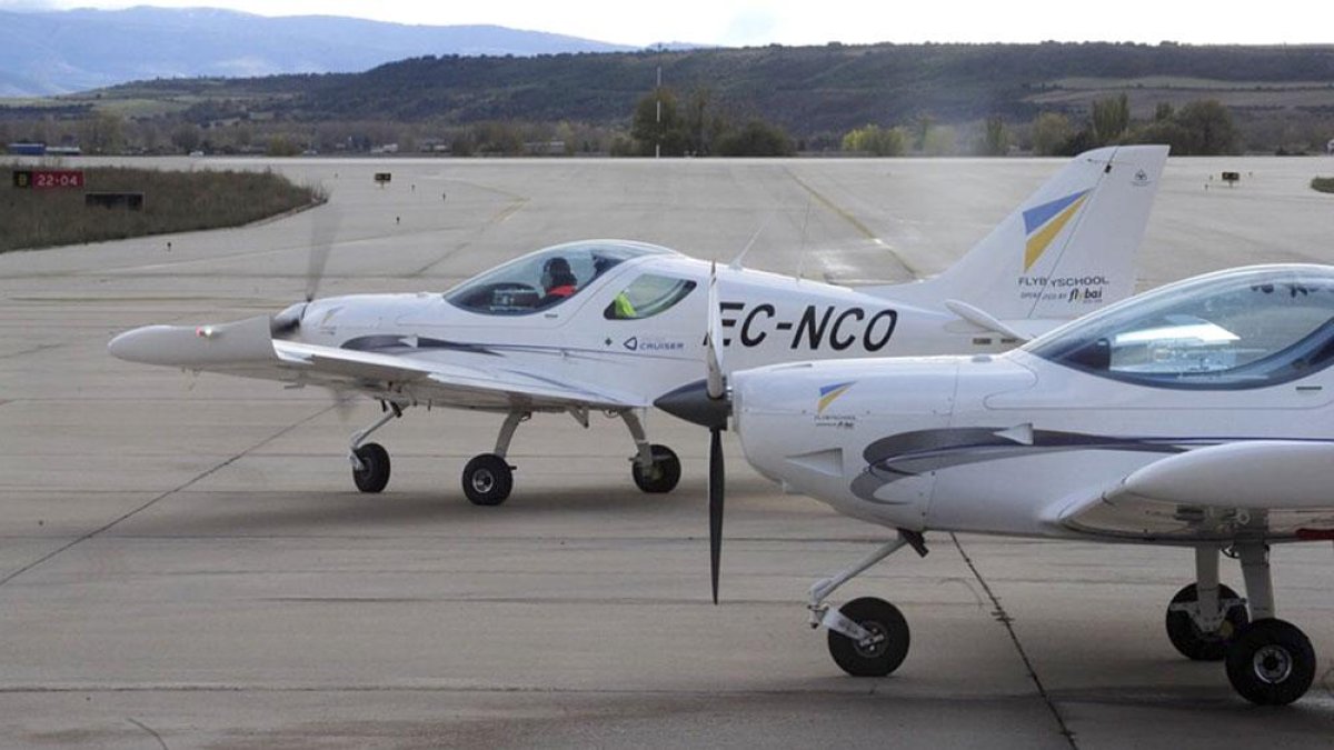 Una de las nueve avionetas de formación que se han desplazado ya para las pruebas de vuelo de los estudiantes.-ISRAEL L. MURILLO
