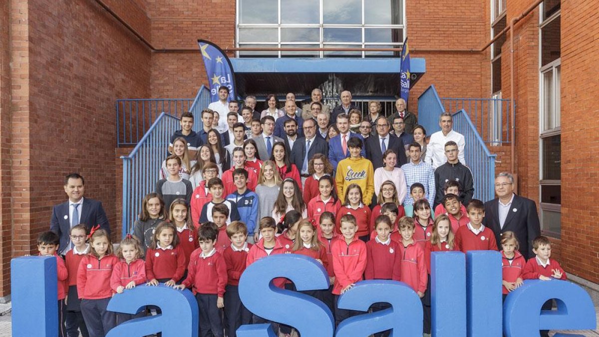 El consejero de Educación, Fernando Rey, posa con alumnos y educadores en su visita al Colegio La Salle.-SANTI OTERO