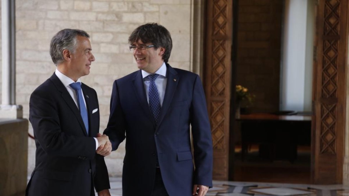 Íñigo Urkullu y Carles Puigdemont, el pasado junio, en Barcelona.-JULIO CARBÓ