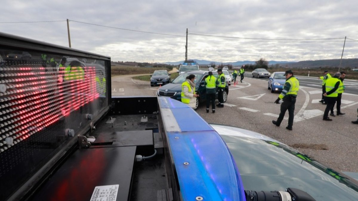 Control de la Guardia Civil de Burgos en la N-120, a la altura de San Medel. TOMÁS ALONSO