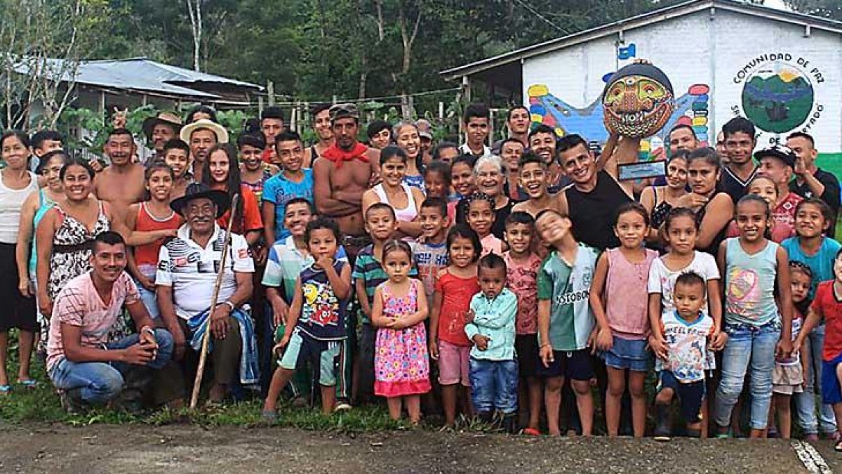 Foto de familia de algunos de los habitantes de la Comunidad de Paz San José de Apartadó.-ECB