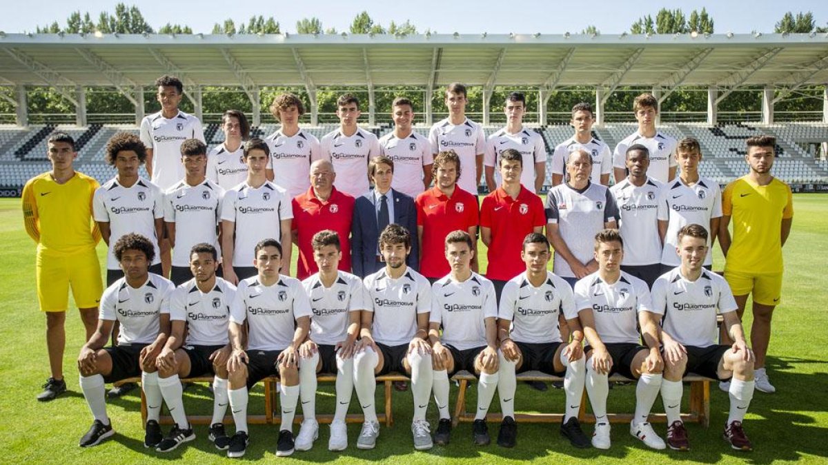 El equipo de División de Honor Juvenil del Burgos CF fue presentado ayer de forma oficial en El Plantío-Santi Otero