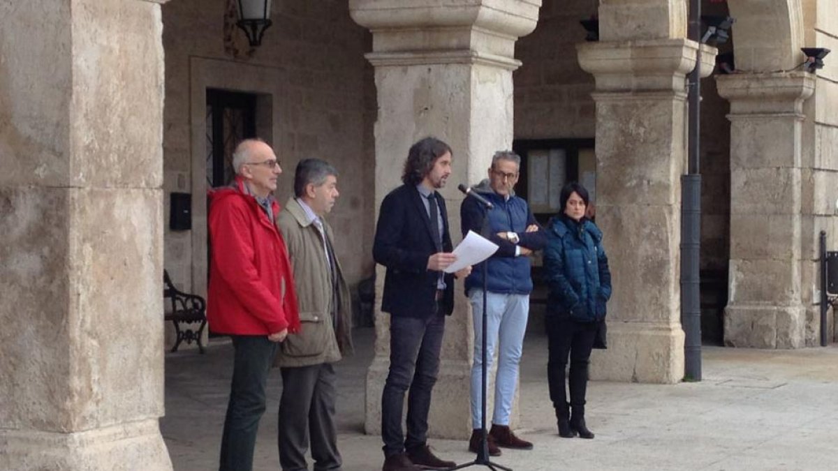 Los representantes municipales de Villarcayo y Medina, en la concentración-ECB