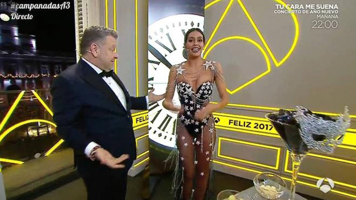 Cristina Pedroche vuelve a sorprender con su vestimenta en las campanadas de Año Nuevo.-