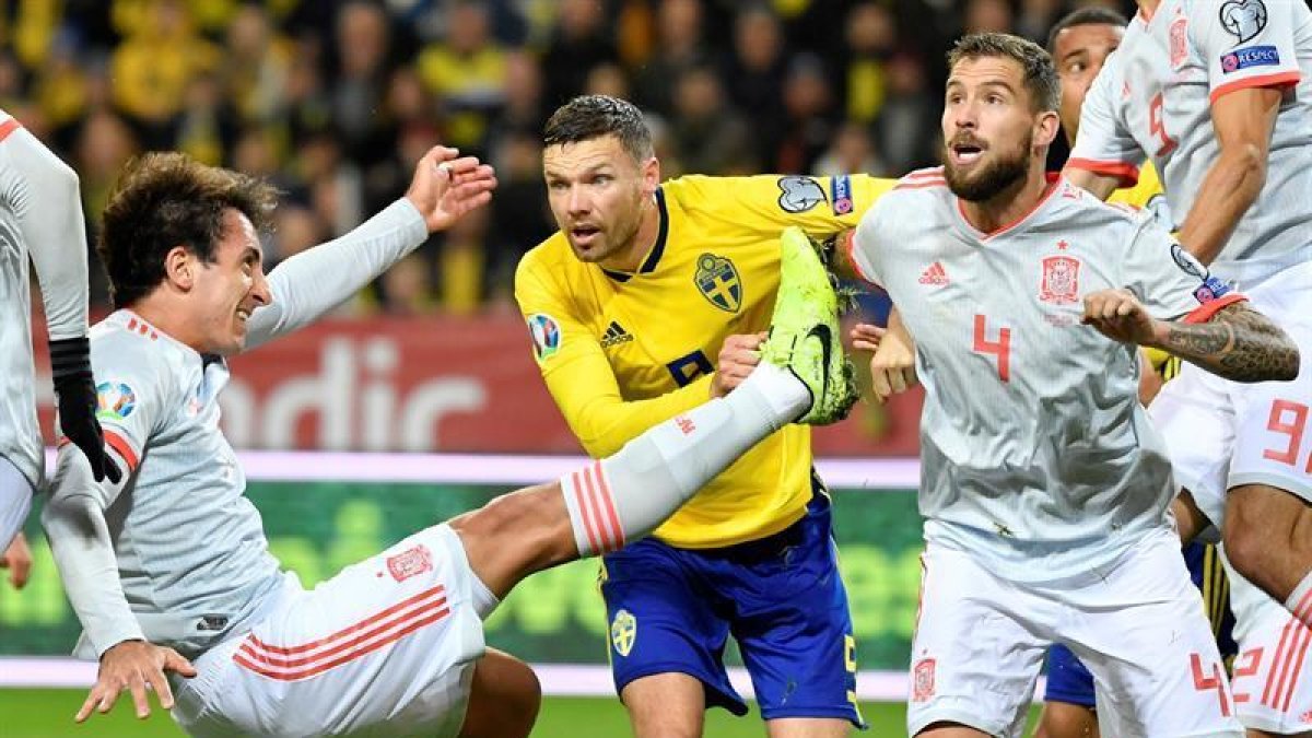 Un momento del partido de este martes en Suecia.-EFE / EPA /JESSICA GOW