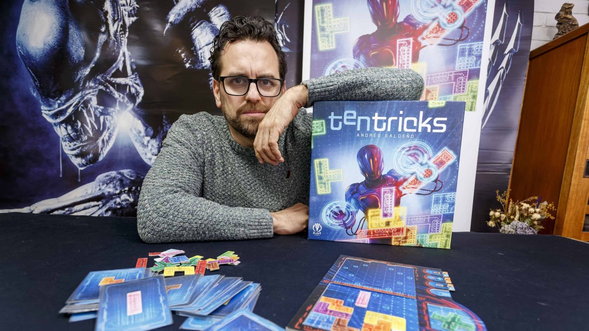 Andrés Saldeño posa con el juego y todos sus elementos como las cartas, las piezas de Tentricks y los tableros. SANTI OTERO