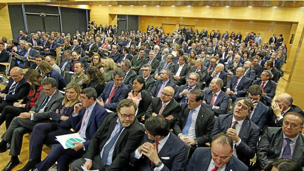 Cientos de personas se congregaron ayer en el salón de actos del edificio ADE, en la localidad vallisoletana de Arroyo de la Encomienda.-J. M. LOSTAU