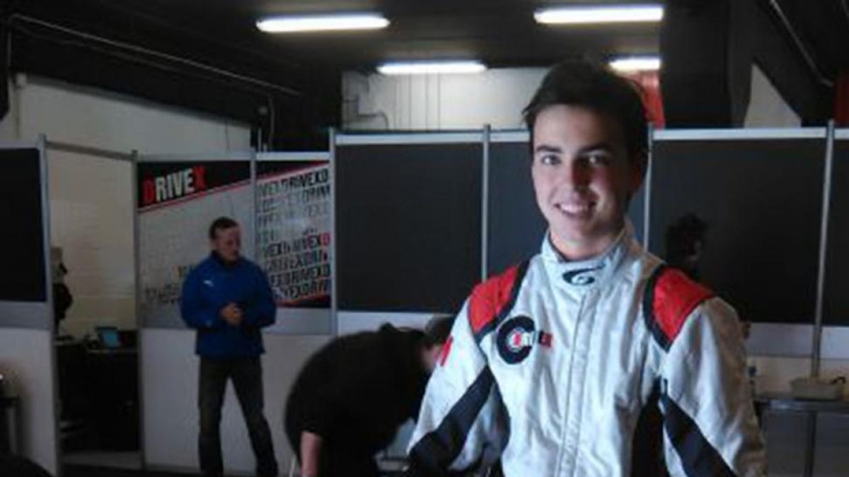 Antolín González posa junto al monoplaza de F3 que probó en Montmeló.-