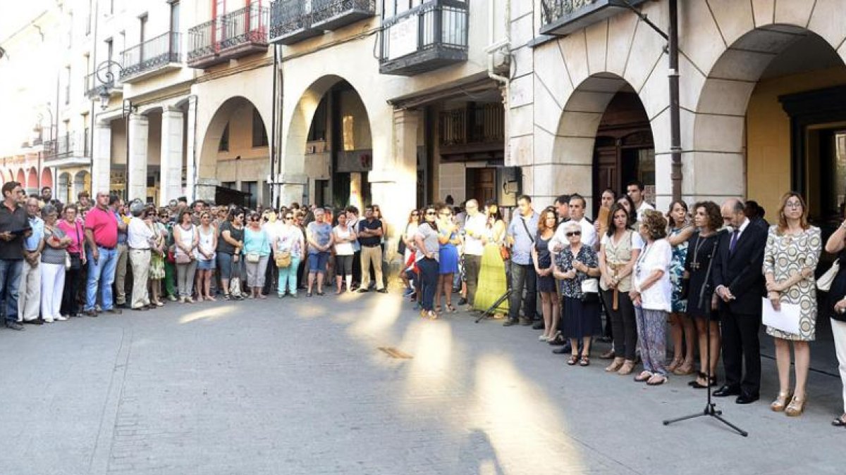 Centenares de vecinos y representantes políticos se dieron cita ayer en la Plaza Mayor para mostrar su repulsa por el asesinato.-ICAL