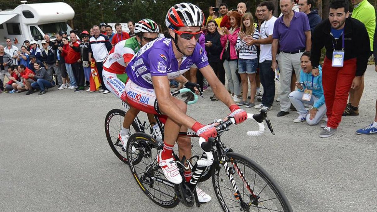 Dani Moreno, en plena ascensión a las Lagunas de Neila con el maillot morado de líder-Santi Otero