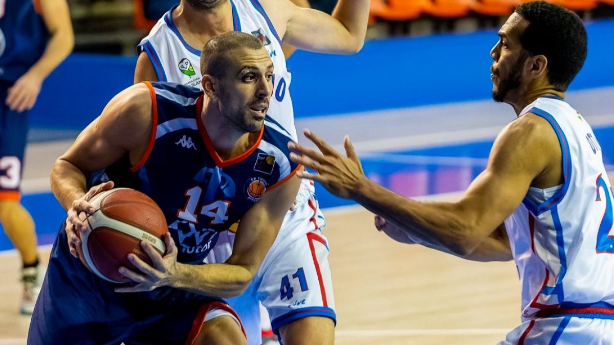 Bortolussi fuerza la acción ofensiva. SANTI OTERO