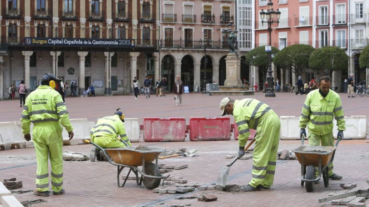 Trabajadores acondicionan el clínker de la plaza Mayor, que será remodelada de nuevo.-RAÚL G. OCHOA