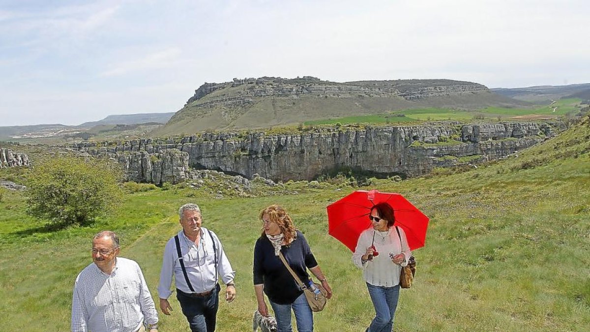 Un grupo de turistas salmantinos en el cañon de la Horadara cerca de Valoria de Aguilar, Palencia.-BRÁGIMO / ICAL