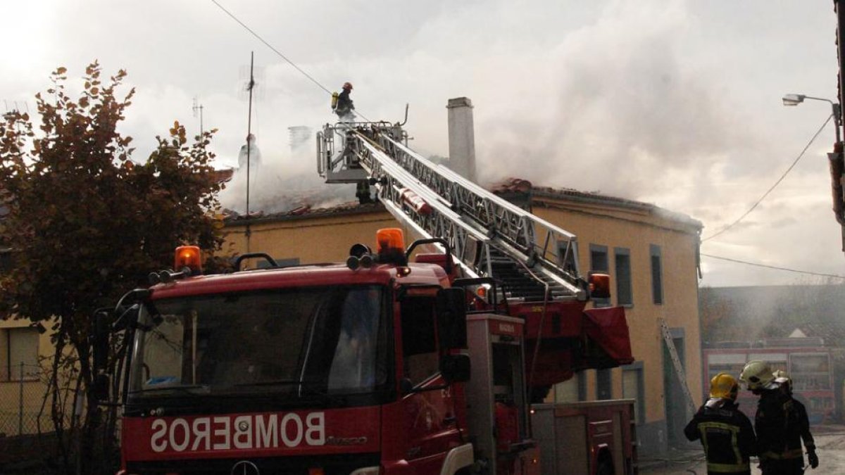 Los incendios en chimeneas se concentran en los meses de otoño e invierno.-G.G.