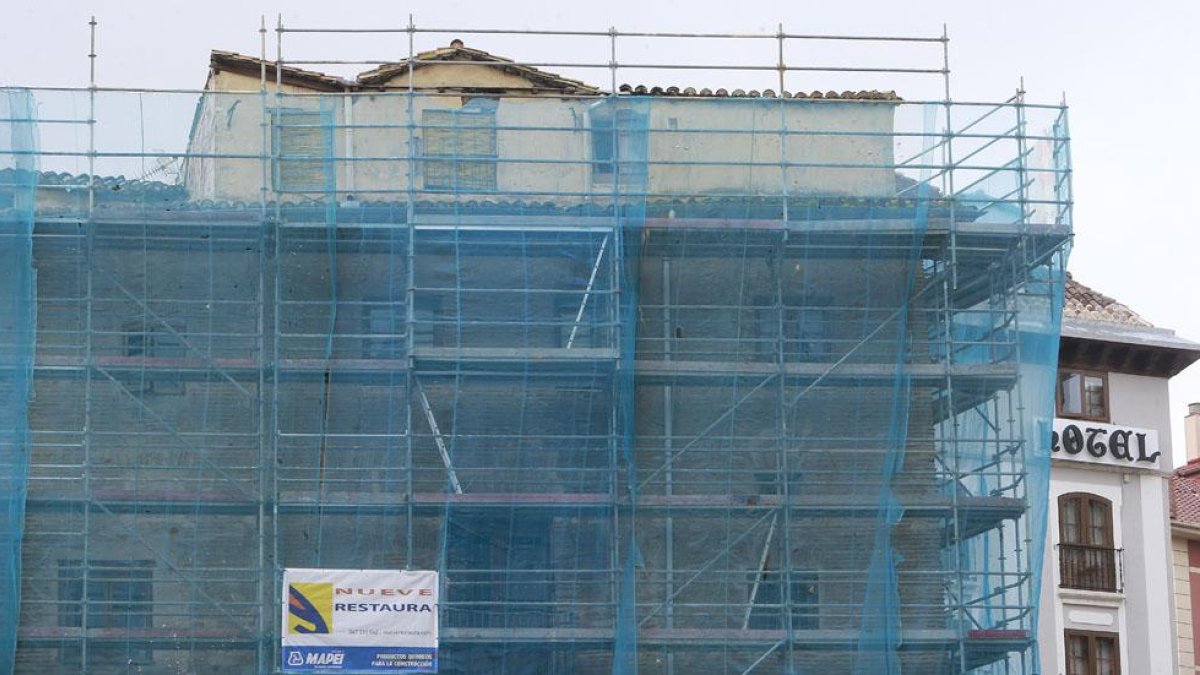 Se va a cumplir un año desde que el pasado noviembre se instalaron estos andamios en el edificio frente a la Catedral.-ISRAEL L. MURILLO