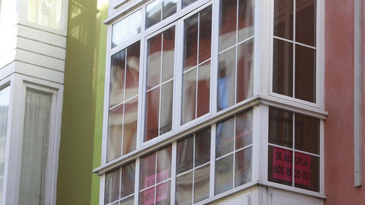 Una vivienda con cartel de alquiler en la capital burgalesa.-RAÚL G. OCHOA