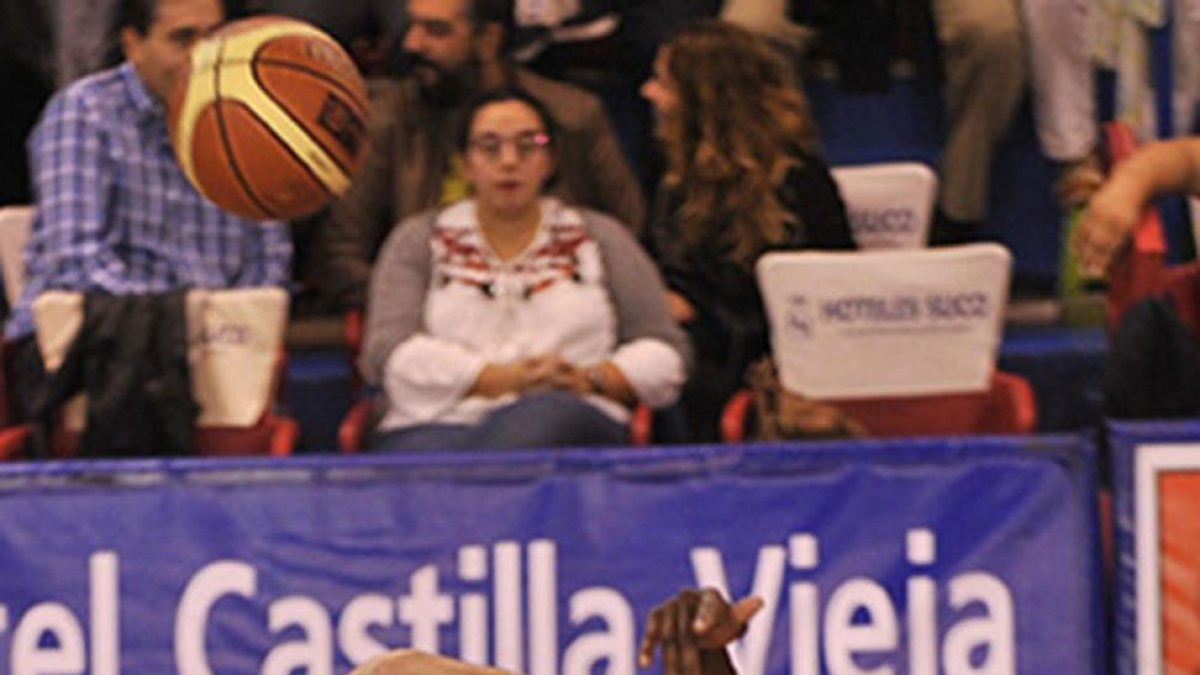 Poscic pelea por un balón contra Lamont Barnes en el choque de ayer en Palencia-MARÍA GONZÁLEZ / CB MIRAFLORES