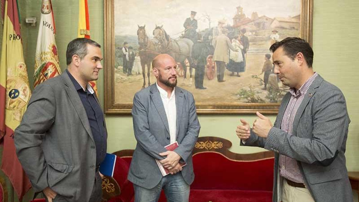De la Rosa dialoga con Labarga y el concejal de Turismo, Levi Moreno.-RAÚL G. OCHOA
