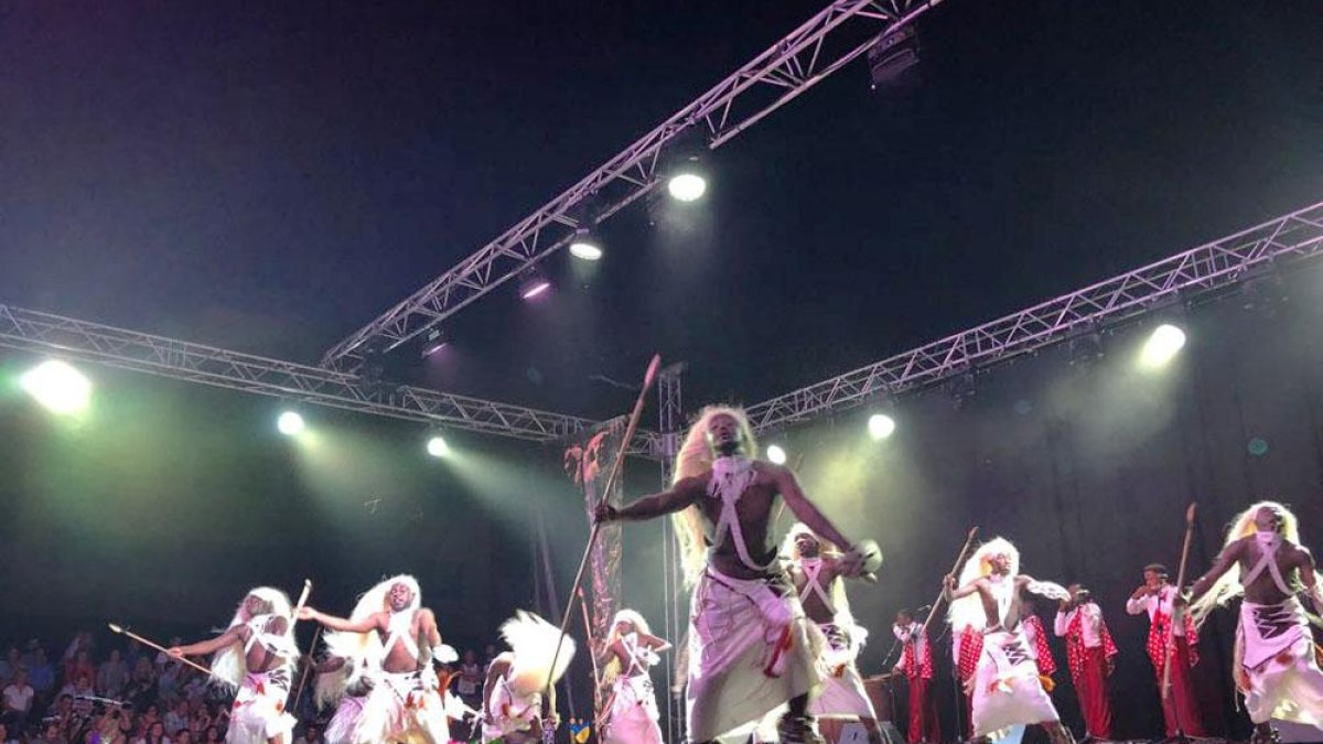 El grupo de danzas de Ruanda fue uno de los participantes internacionales, nacionales y comarcales del evento.-ECB