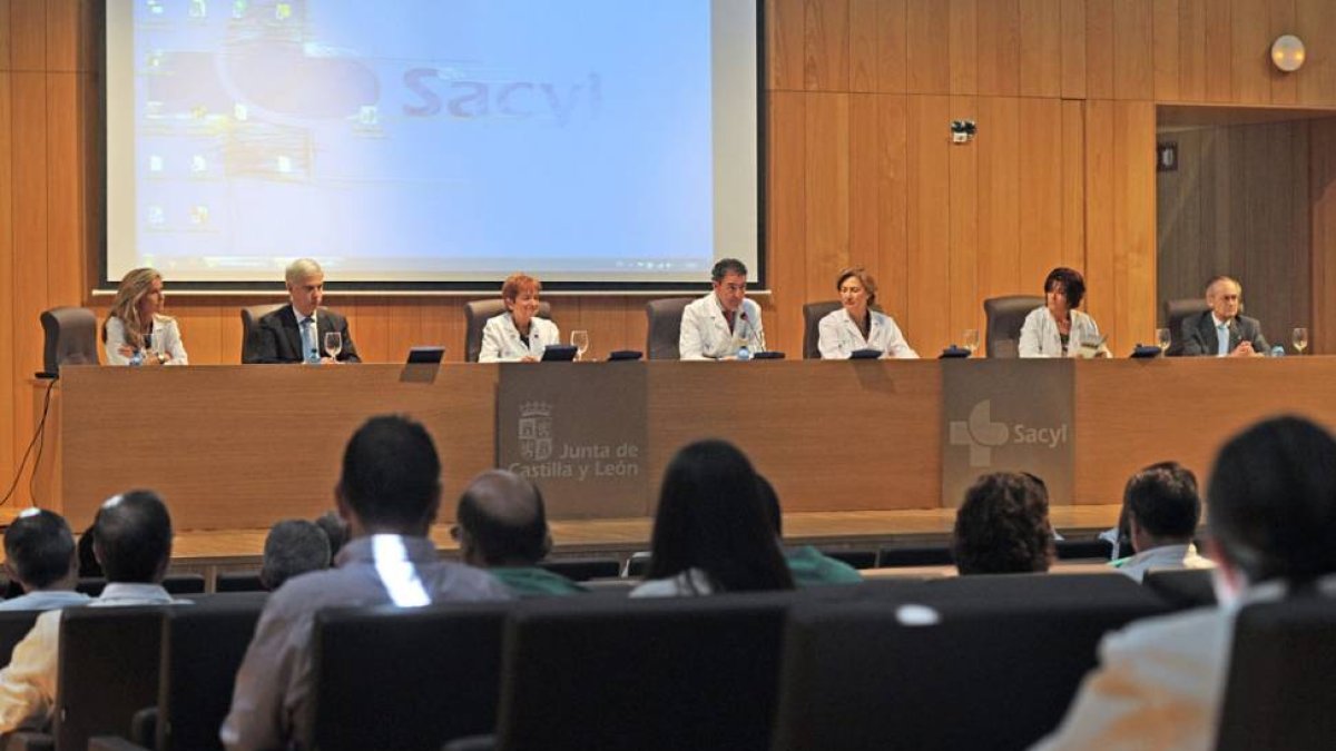 Imagen del acto académico de fin de curso celebrado ayer en el hospital.-ISRAEL L. MURILLO