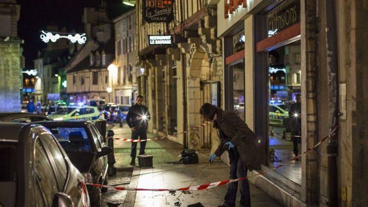 Una policía recopila pruebas en el lugar del atropello en Dijon.-Foto: AFP / ARNAUD FINISTRE