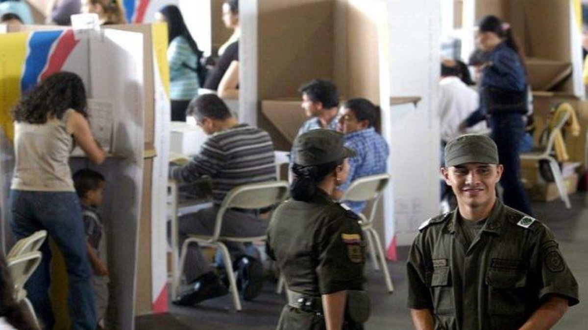 Los ciudadanos acuden a una jornada electoral en Colombia.-EFE
