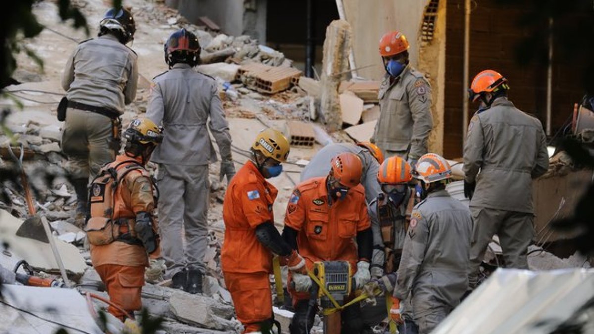 Trabajos de rescate en los edificios derrumbados en Río de Janeiro.-AP