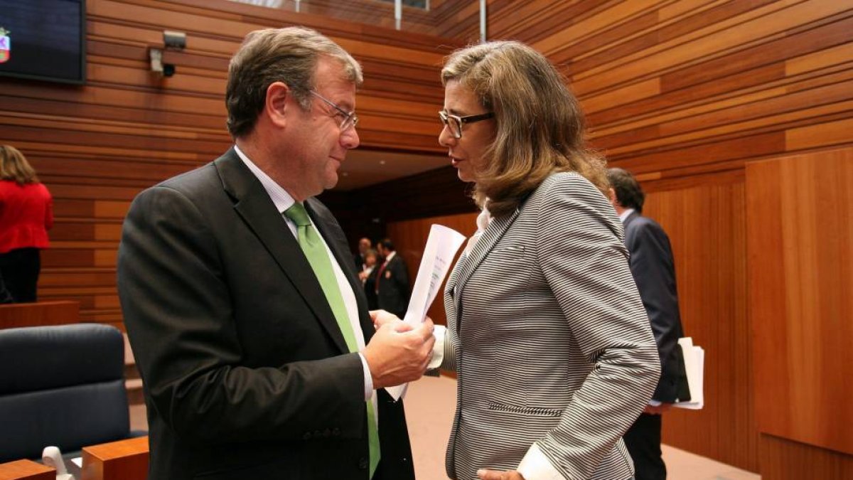 El consejero de Fomento y Medio Ambiente, Antonio Silván, y la procuradora socialista Ana María Muñoz, durante el Pleno de las Cortes de Castilla y León-Ical