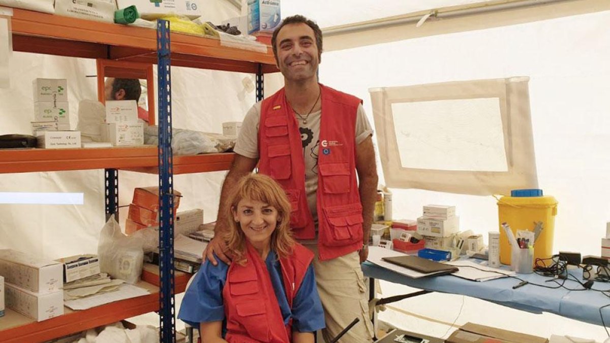 Blanco en el ETMde Dondo junto a Almudena García, técnico de Laboratorio del HUBU.-ECB