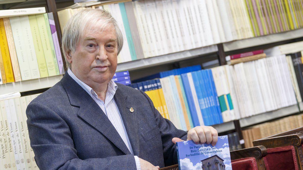 El historiador Isaac Rilova, con un ejemplar de su última obra. SANTI OTERO