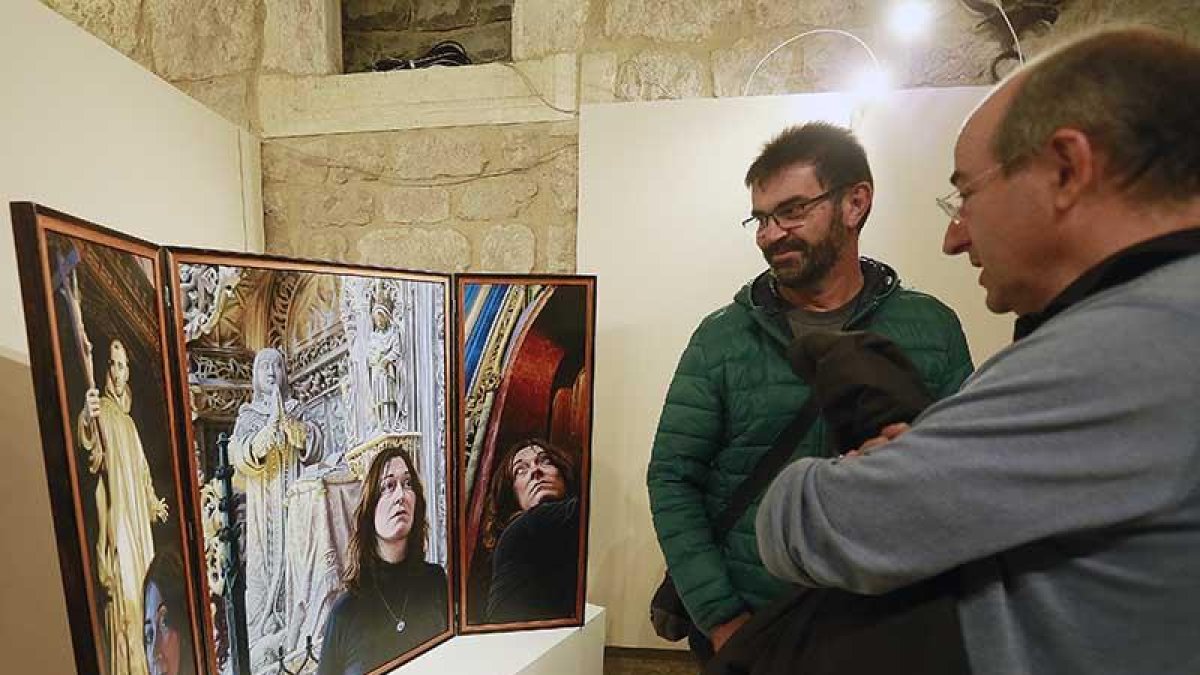 Dos visitantes observan el tríptico realizado por Íñigo M. Araújo con la Cartuja de Miraflores y San Bruno como protagonistas.-Raúl Ochoa