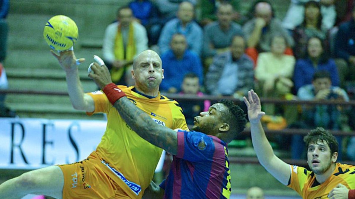 Diego Camino, en plena acción en el choque de ida frente al FC Barcelona.-Alberto Calvo