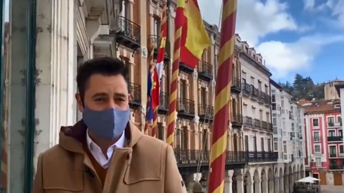 De la Rosa, en el balcón del Ayuntamiento, en su alegato en favor de la moción. PSOE