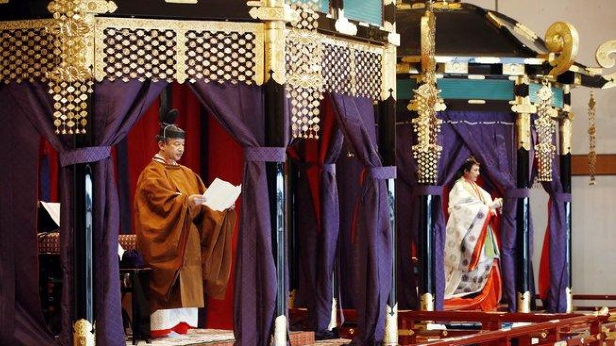 Los emperadores de Japón, Naruhito y Masako, durante la ceremonia de entronización.-EPA / JIJI PRESS