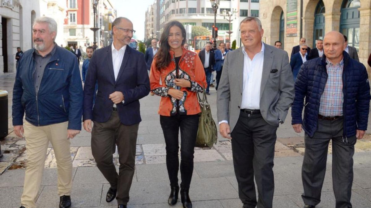 Luis Fuentes y Begoña Villacís, en el centro, rodeados de cargos de Ciudadanos en Castilla y León.-ISRAEL L. MURILLO