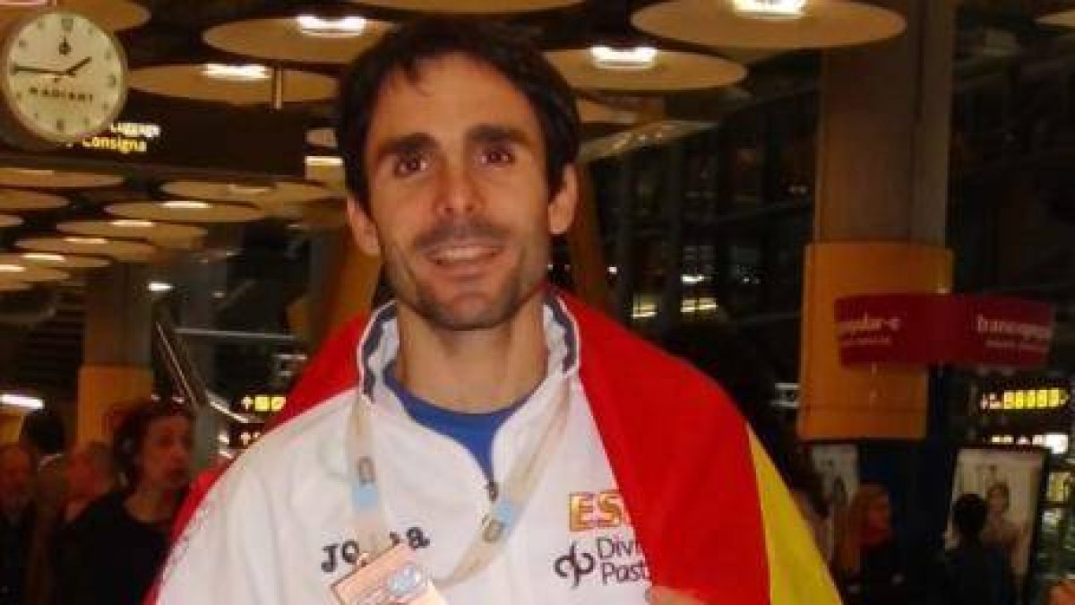José Antonio Requejo posa con su medalla de bronce-ECB