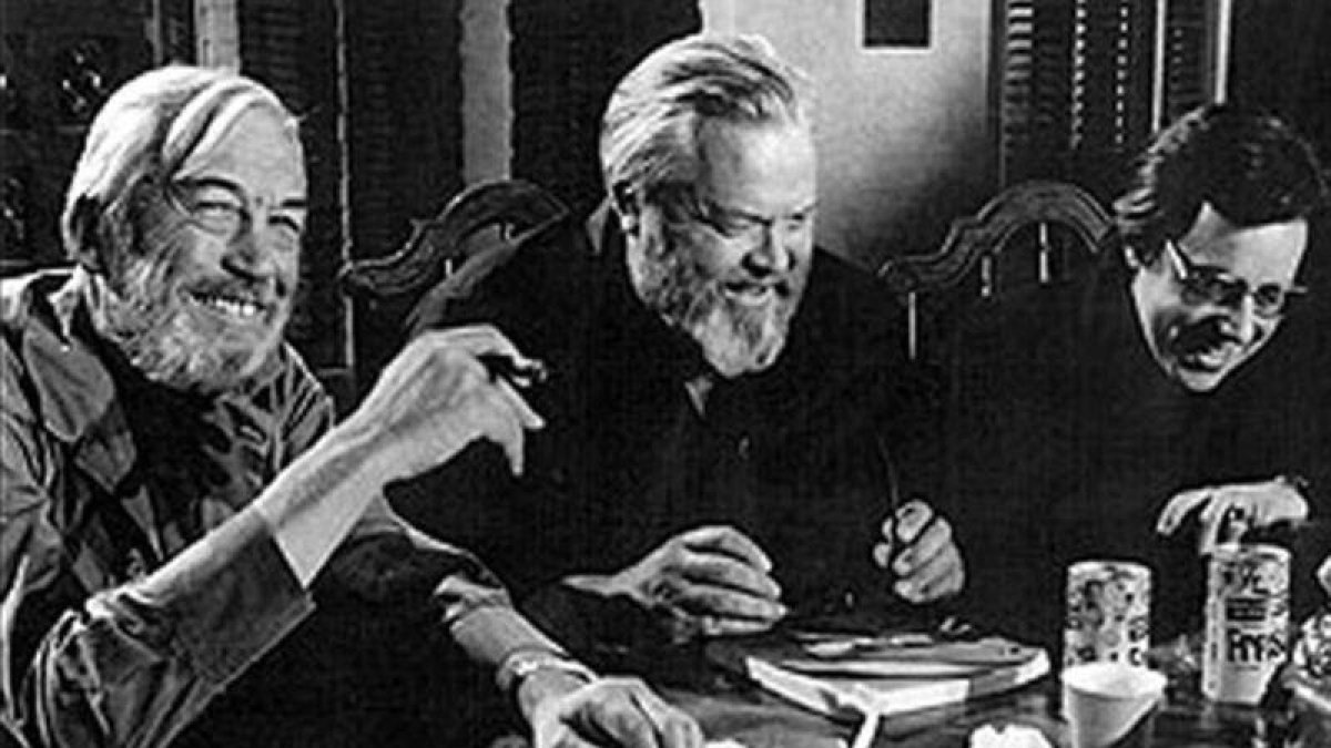 John Huston, Orseon Welles y Peter Bogdanovich, en un descanso del rodaje de la película 'The Other Side of the Wind'.-