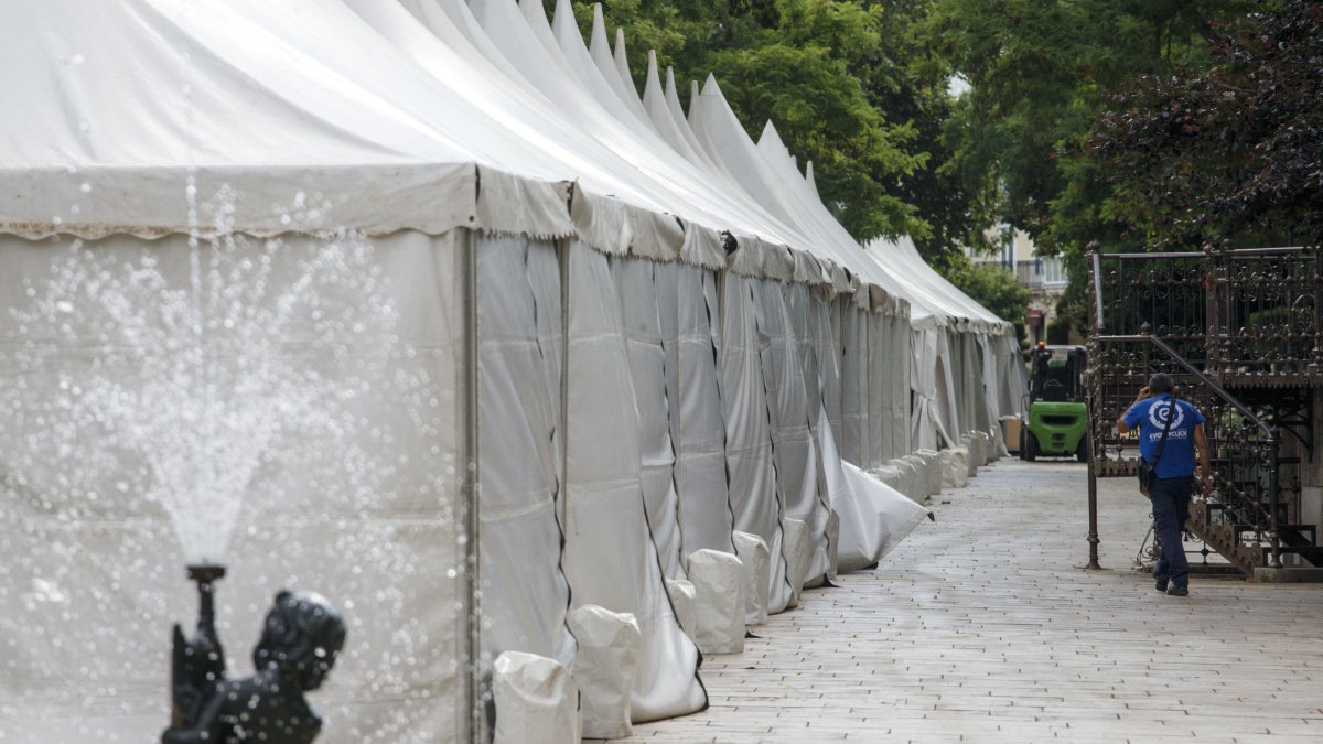 Imagen de los puestos ya instalados para una nueva edición de la Feria de Oficios Artesanos. SANTI OTERO